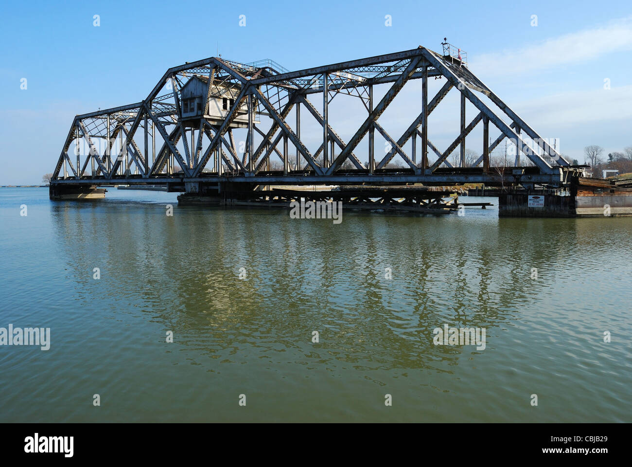 Une fois franchi le pont tournant en acier la rivière Genesee avec des rails de chemin de fer. Banque D'Images