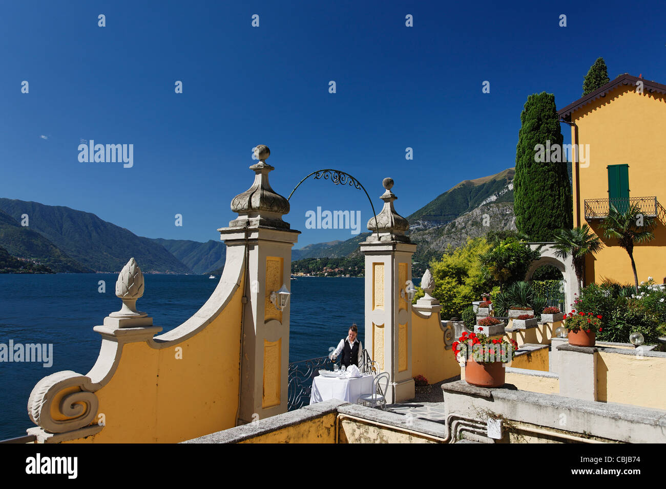 Piscine, le personnel fixe la table, l'Hôtel Royal Victoria, Varenna, Lac de Côme, Lombardie, Italie Banque D'Images