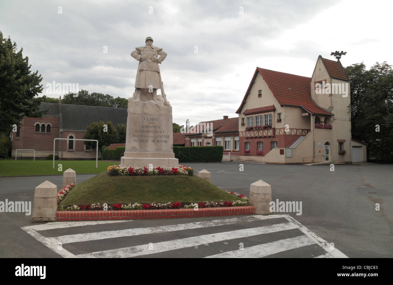 Mémorial de la Première Guerre mondiale avec la Mairie derrière, dans la région de Noyelles-sur-Escaut, Nord Pas de Calais, France. Banque D'Images