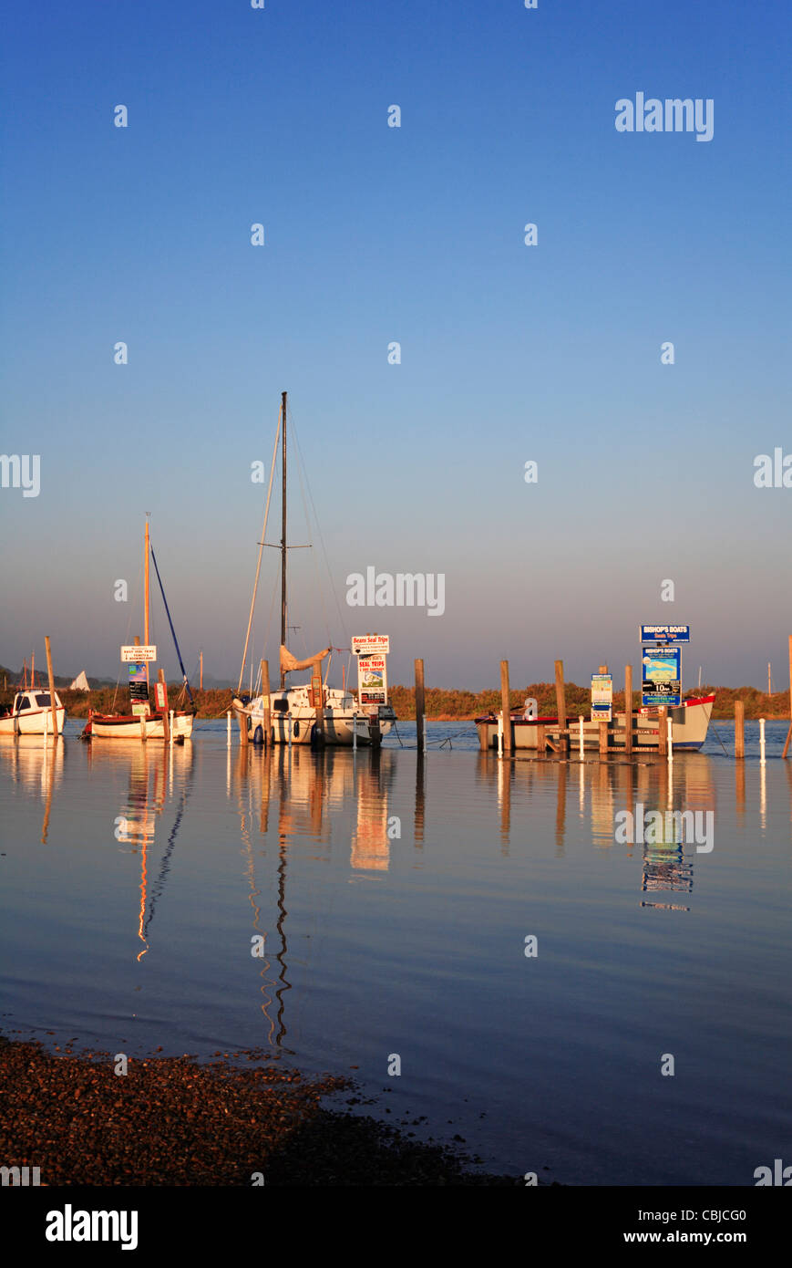 Spring tide avec parking inondées et réflexions à Blakeney, Norfolk, Angleterre, Royaume-Uni. Banque D'Images