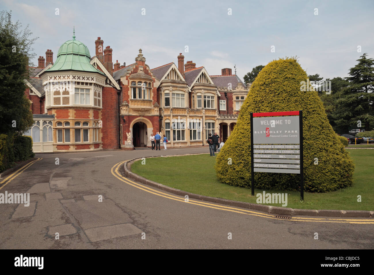 Panneau de bienvenue devant le manoir de Bletchley Park, National codes Centre, Bletchley. Buckinghamshire, Royaume-Uni. (Août 2010) Banque D'Images