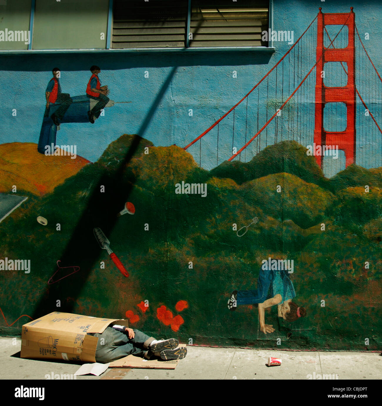 Personne sans-abri dort dans une boîte murale à San Francisco Banque D'Images