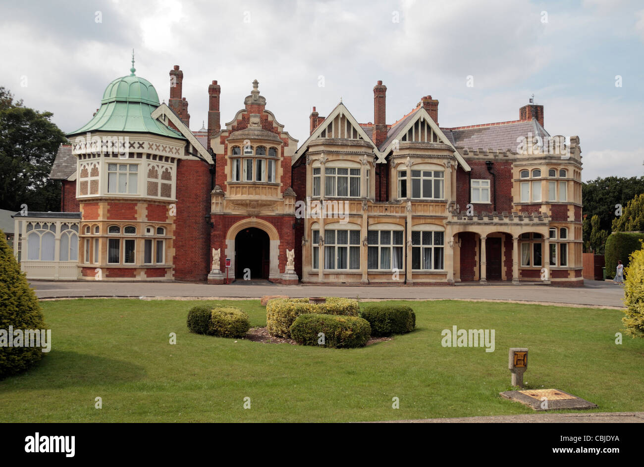 Vue de face du manoir de Bletchley Park, Bletchley. Buckinghamshire, Royaume-Uni. (Août 2010) Banque D'Images