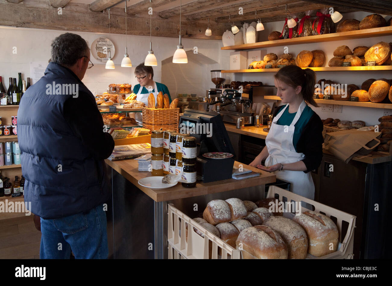 Les gens qui achètent le pain à la boulangerie de la rue de la pompe, Orford Village Suffolk UK Banque D'Images
