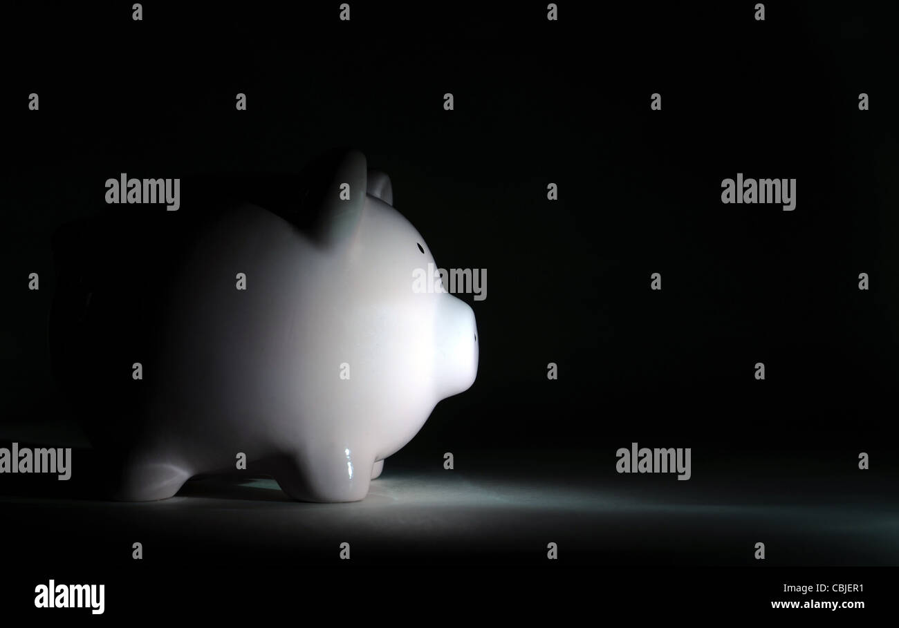 Tirelire en lumière sombre morosité économique NOUVEAU RALENTISSEMENT RÉCESSION FINANCIÈRE Épargne Épargne ARGENT ETC UK PIGGY BANK Banque D'Images
