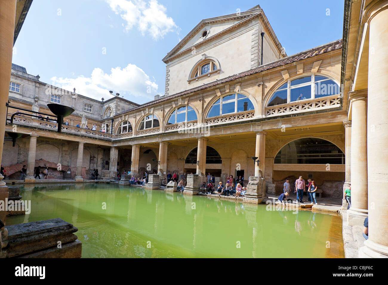 Les visiteurs et les touristes à l'abbaye de Bath et des bains romains, baignoire spa, l'Angleterre. Banque D'Images