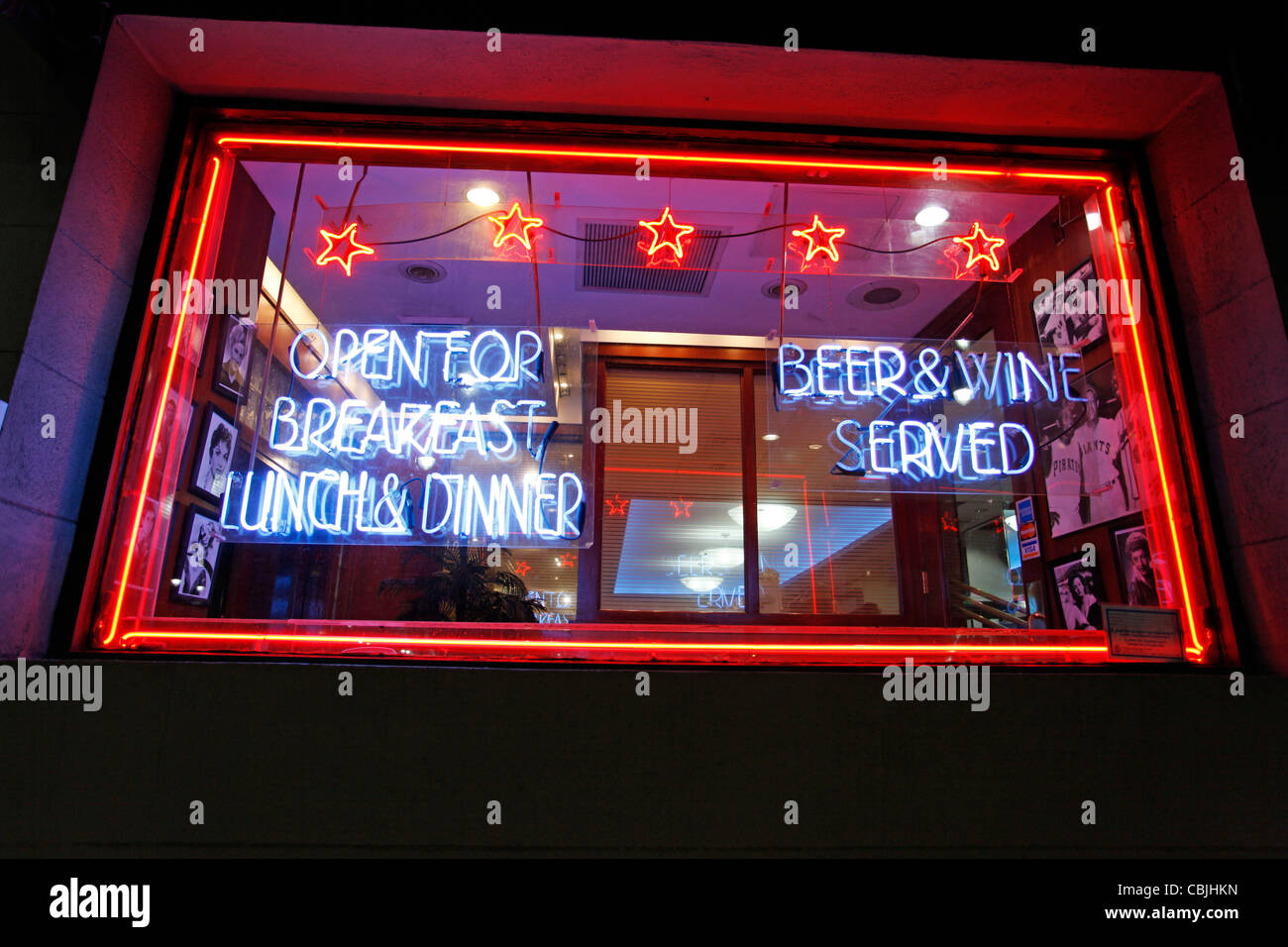 Ouvert pour le petit-déjeuner, le déjeuner et le dîner en néon dans la fenêtre d'un restaurant à New York, États-Unis d'Amérique Banque D'Images