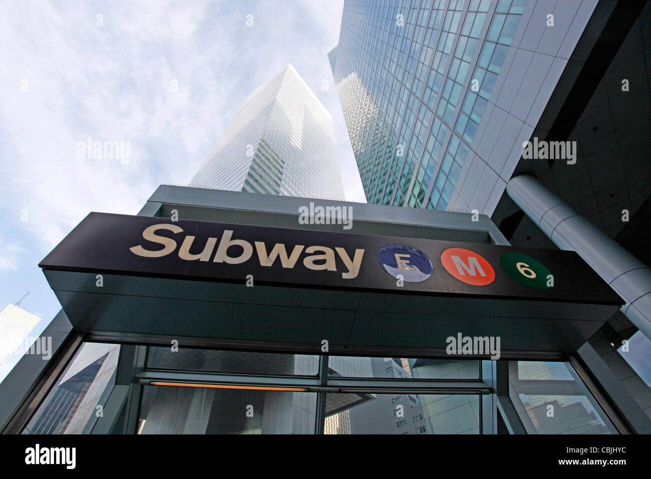 Grands gratte-ciels modernes et des immeubles de bureaux et de métro sign in New York, États-Unis d'Amérique Banque D'Images