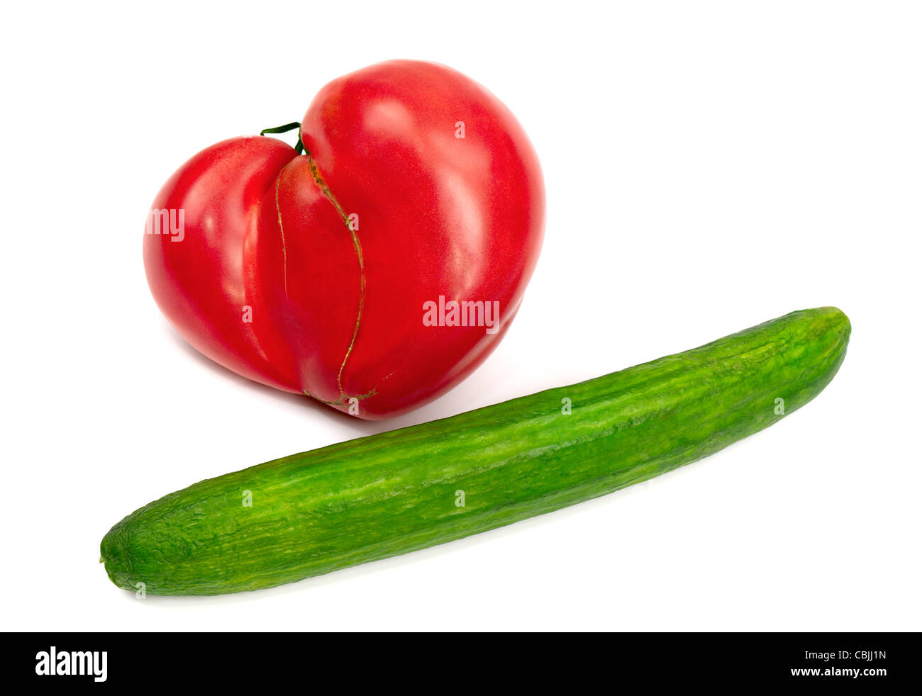 Un géant en forme de coeur et tomate concombre plus longue Banque D'Images