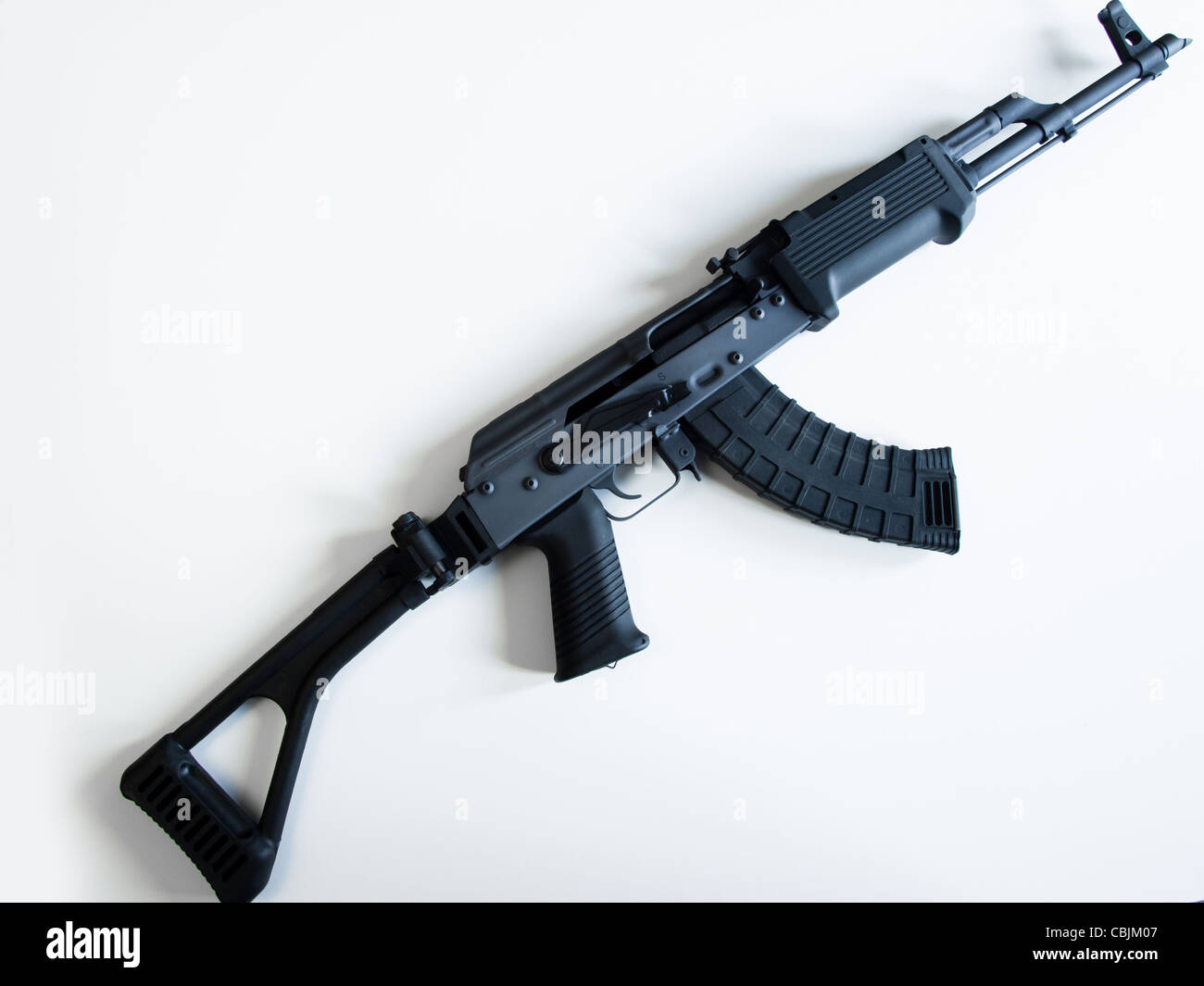 Les AK-47 avec un magazine et un rond 30 stock de pliage. Banque D'Images