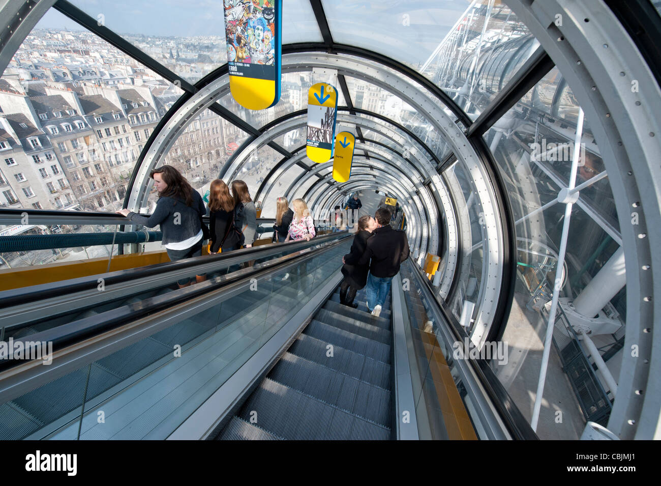 L'escalator du Centre Georges Pompidou à Paris, France. Banque D'Images
