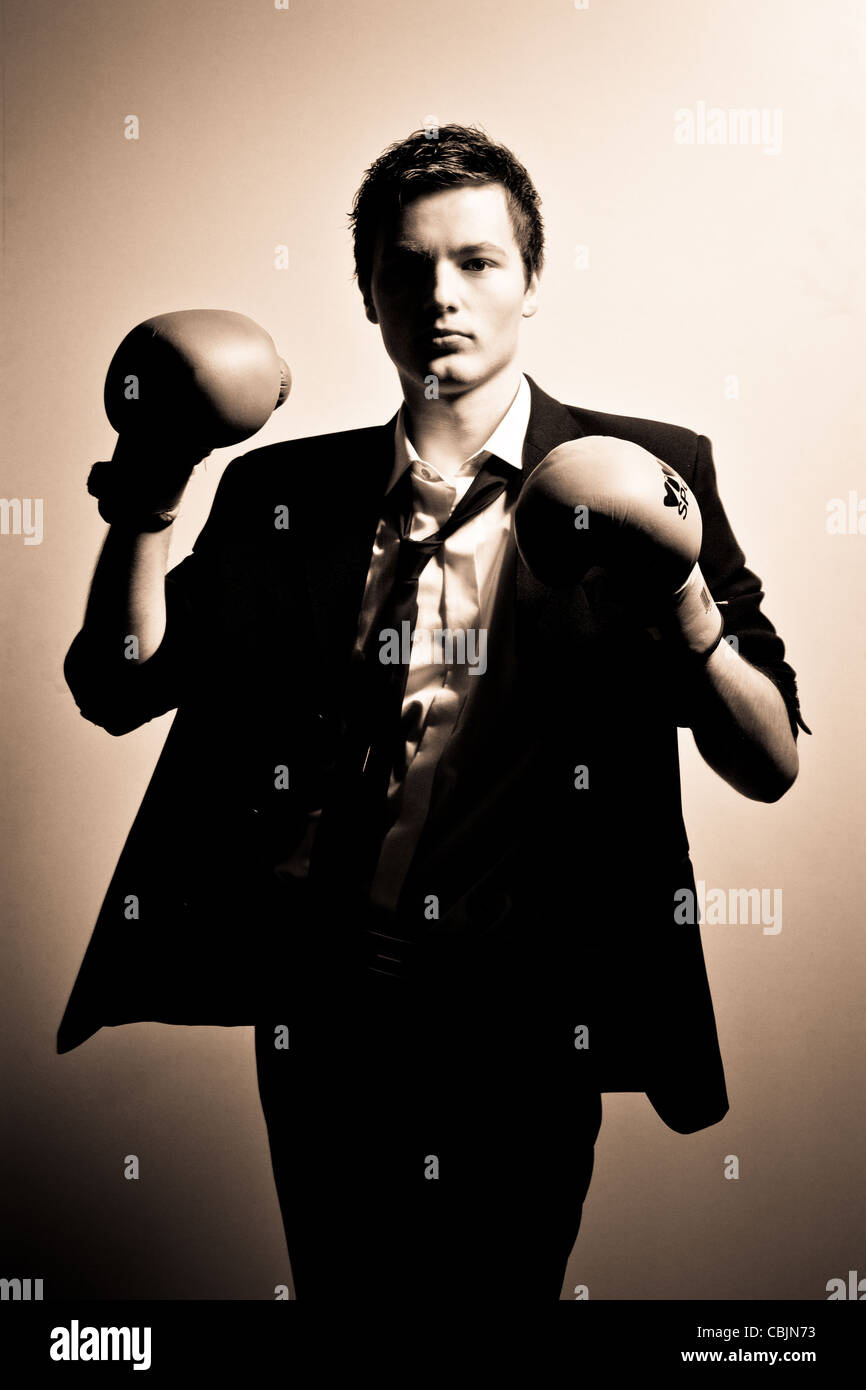 Businessman Wearing Boxing gloves, Sépia Banque D'Images