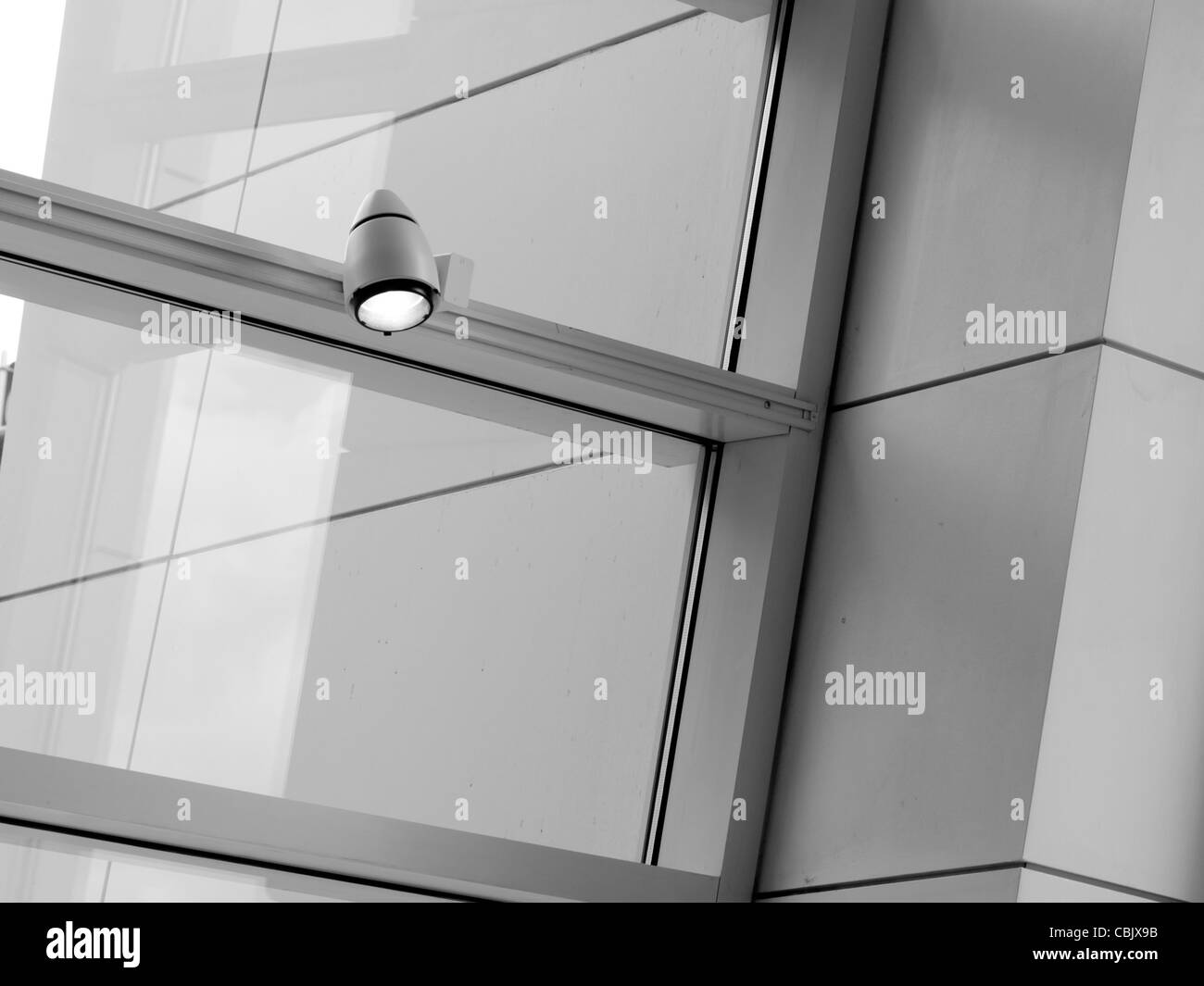 Détail de la fenêtre de l'immeuble contemporain de l'intérieur. Banque D'Images