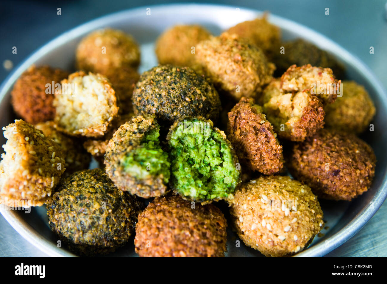 Boules de Falafel colorés. Banque D'Images