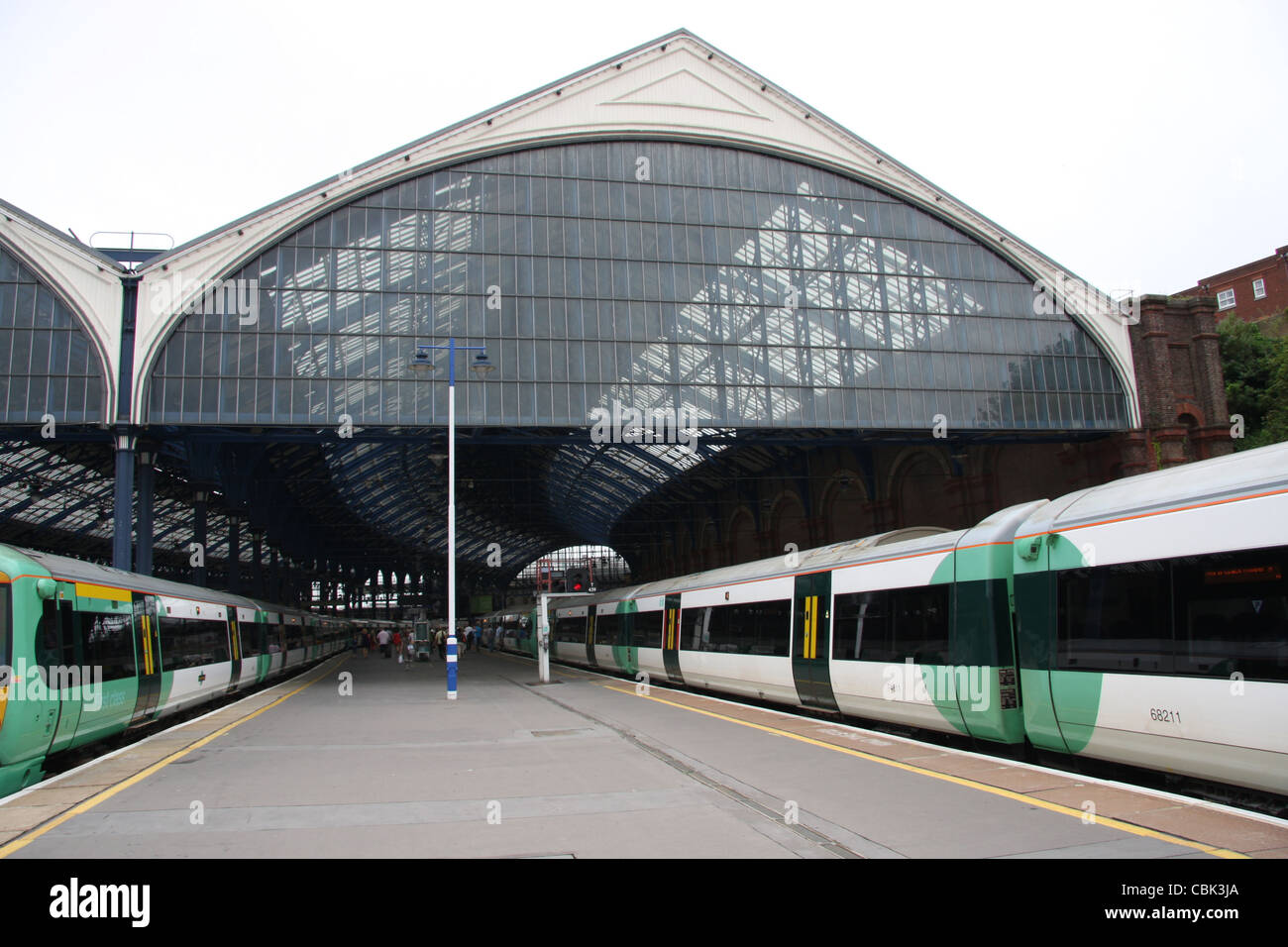 Les trains arrivant à la gare de Brighton (extrémité nord du bâtiment) Banque D'Images