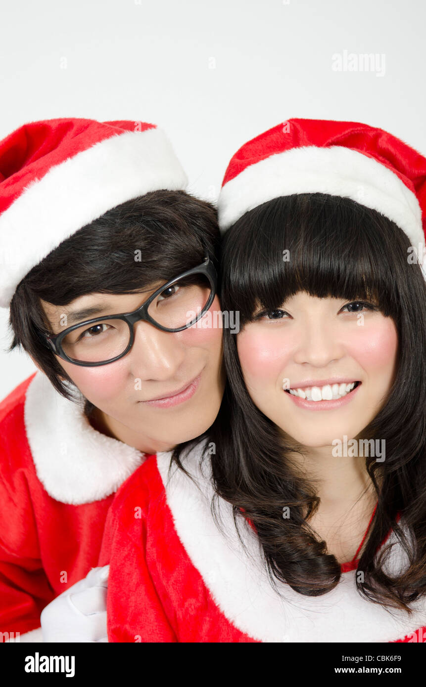 Asian Young couple heureux avec Noël venant Banque D'Images