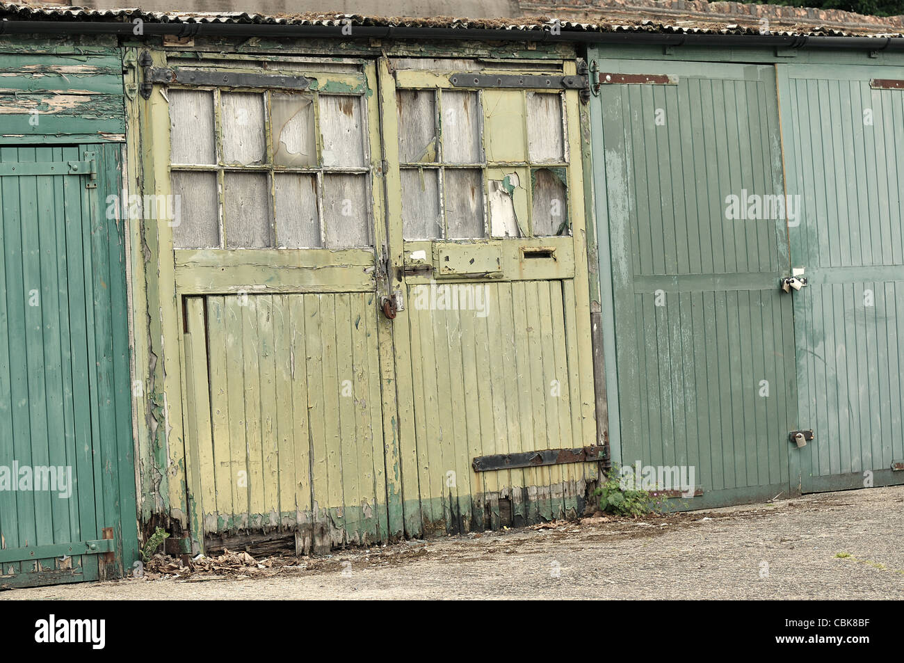 Vieille porte de garage à l'opposé avec de nouvelles portes de garage Banque D'Images
