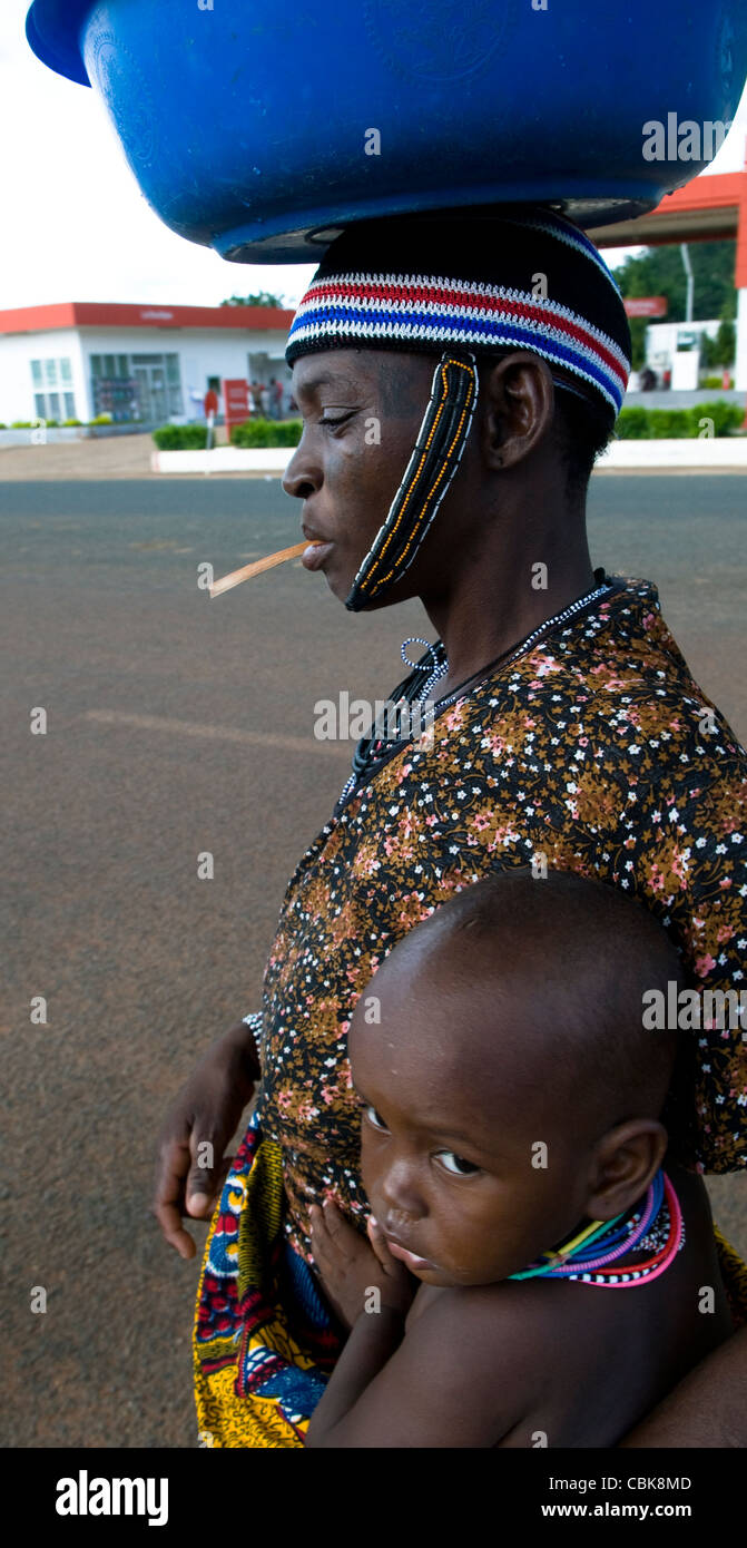 Une femme Peul avec son enfant. Banque D'Images