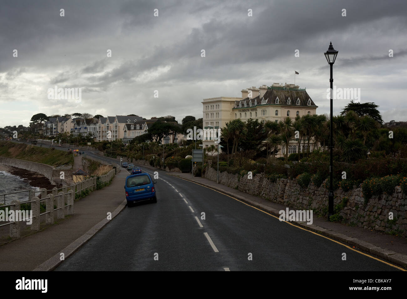 Château exposée au vent de la plage de Falmouth sur une journée avec des hivers Hôtels en arrière-plan. Banque D'Images