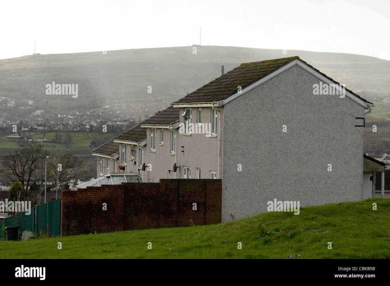 Maisons sur l'ensemble immobilier Gurnos dans Merthyr Tydfil au coeur de la Galles du sud des vallées. Banque D'Images