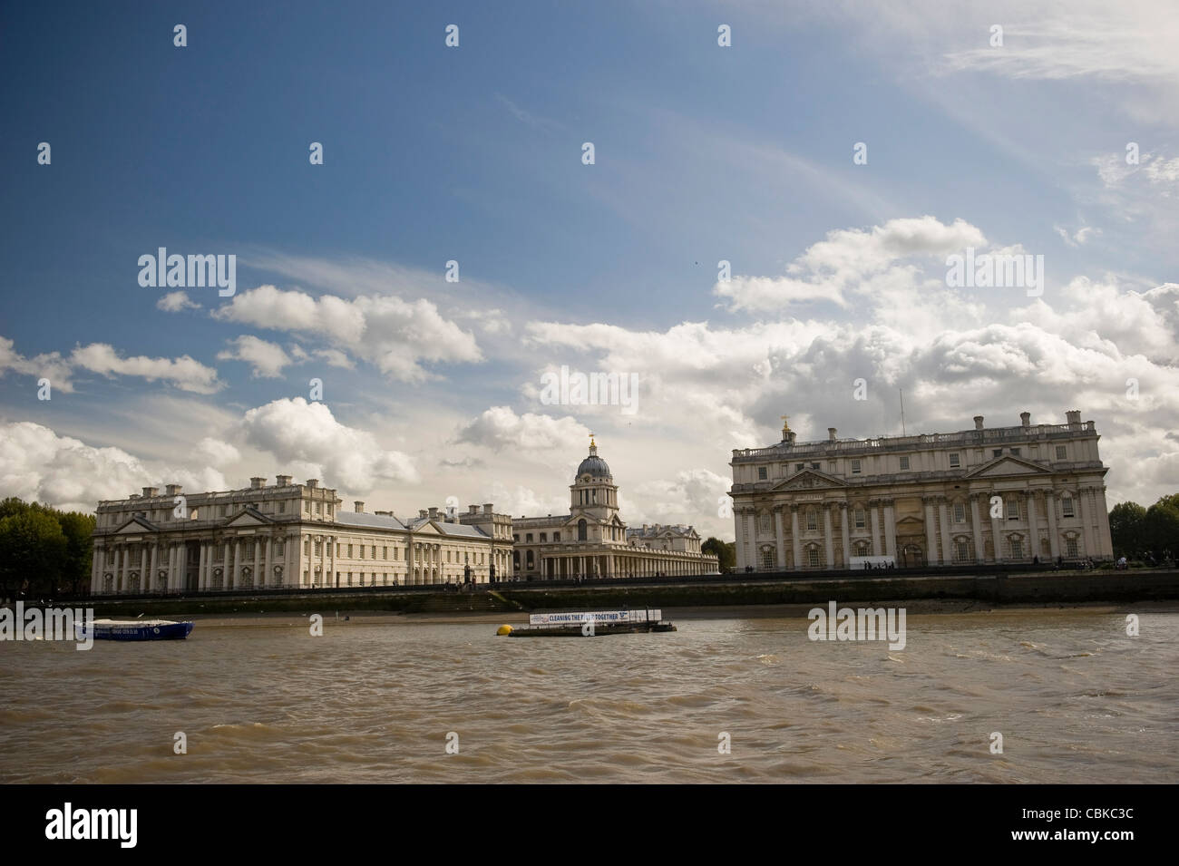 Le National Maritime Museum de Greenwich vue de la Tamise, Londres, UK Banque D'Images