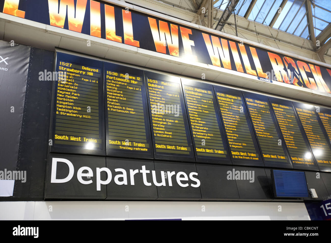 Les départs de train local et national des panneaux d'information à la gare de Waterloo Londres Angleterre Royaume-Uni uk Banque D'Images