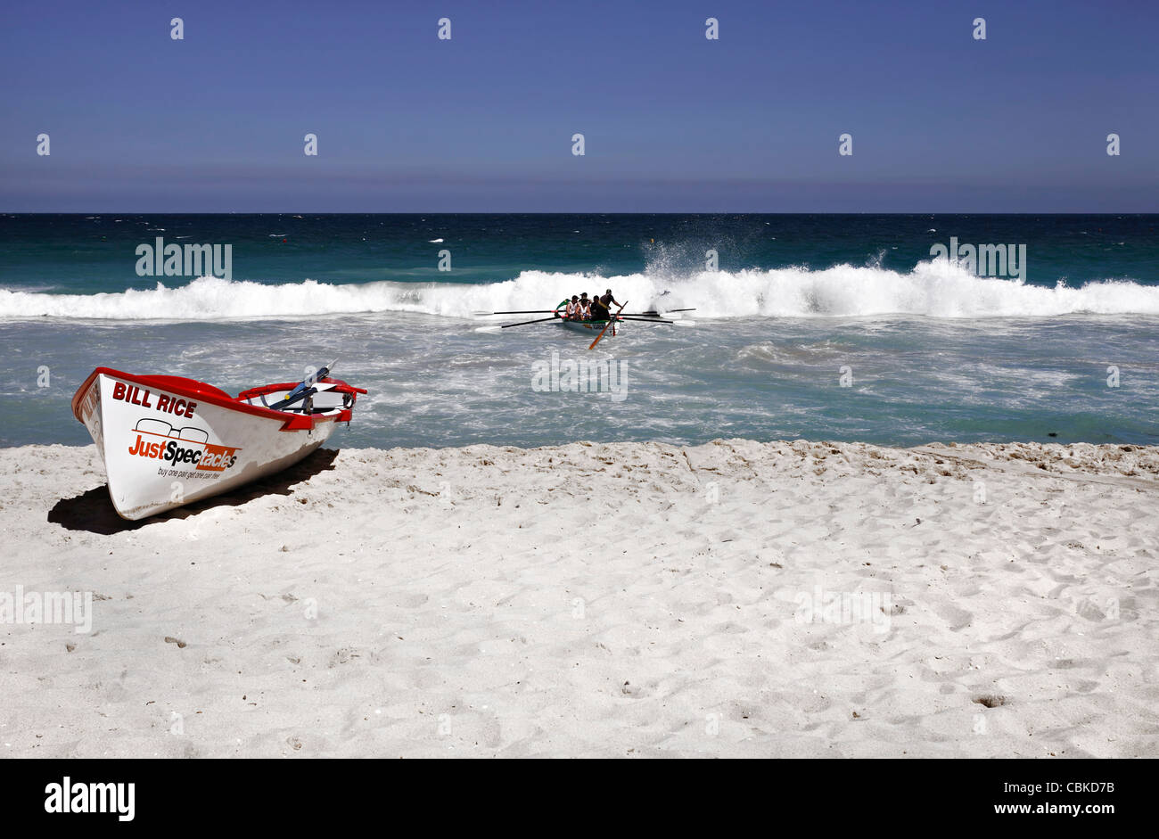 La vie de Surf Boat et déferlante pendant une compétition à Scarborough Beach, Australie occidentale de Perth Banque D'Images