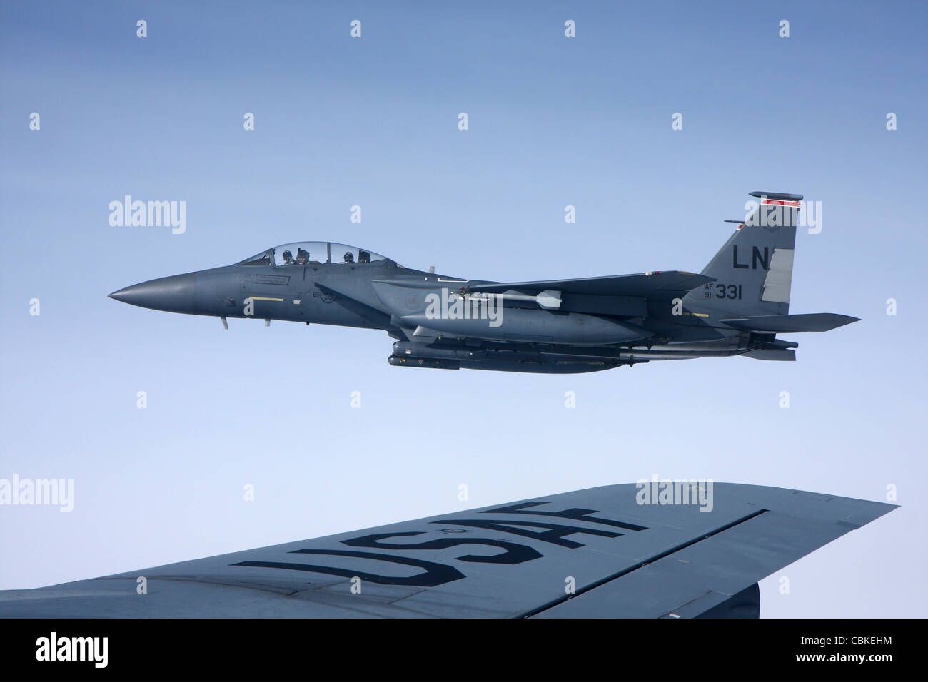 U.S. Air Force McDonnell Douglas F-15E Strike Eagle sur l'aile d'un Boeing KC-135 Stratotanker. Banque D'Images