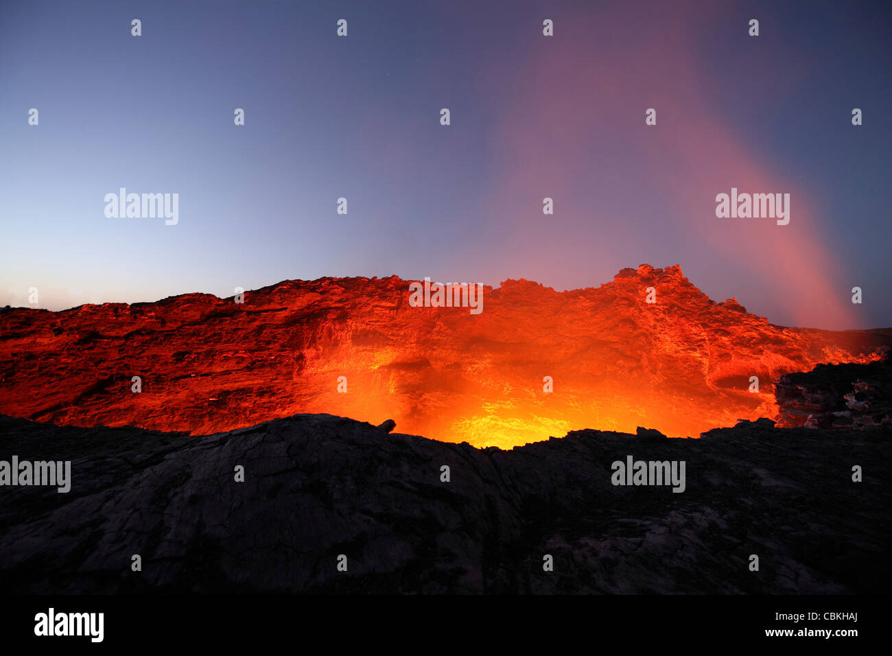 30 janvier 2011 - lac de lave murs éclairant de cratère à ciel ouvert à la nuit tombée, le volcan Erta Ale, dépression Danakil, l'Éthiopie. Banque D'Images