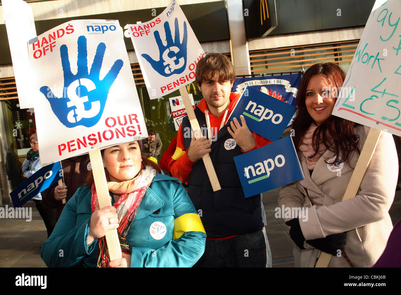 Les membres du syndicat en grève lors d'une marche et un rassemblement de Swindon pour manifester contre les coupures des régimes de pensions du secteur public proposé. Banque D'Images