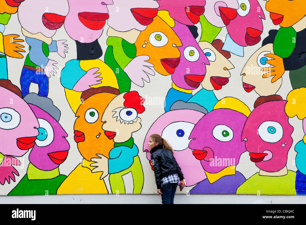 Art contemporain peint sur les murs extérieurs de l'hôtel Marriott à Leipzig, Saxe, Allemagne. Jeune fille posant dans l'avant Banque D'Images