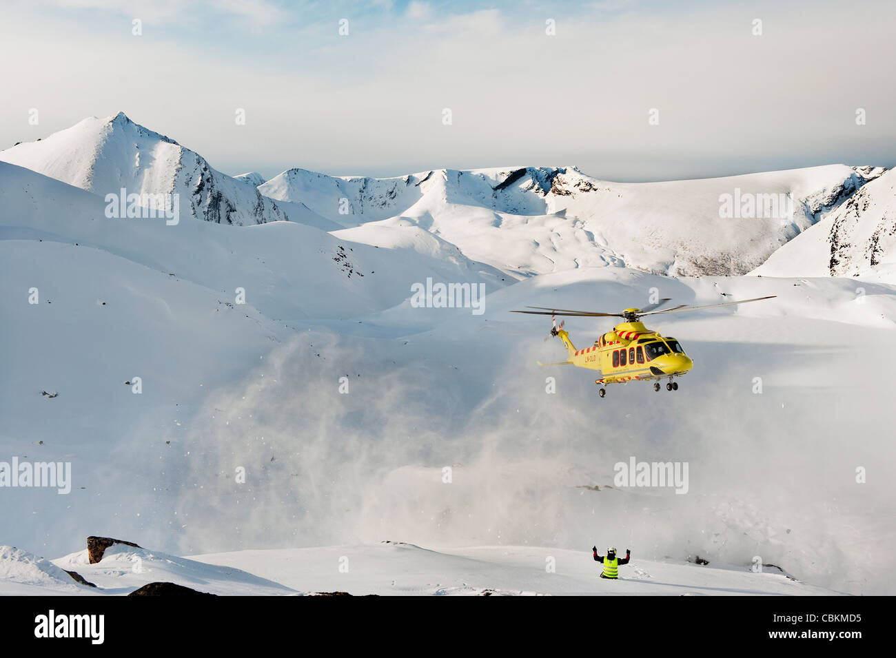 Hélicoptère de sauvetage dans les montagnes norvégiennes. Banque D'Images