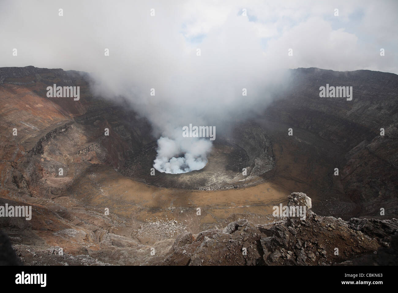 21 janvier 2011 - lac de lave Active dans sommet de dégazage, la caldeira du volcan Nyiragongo, en République démocratique du Congo. Banque D'Images