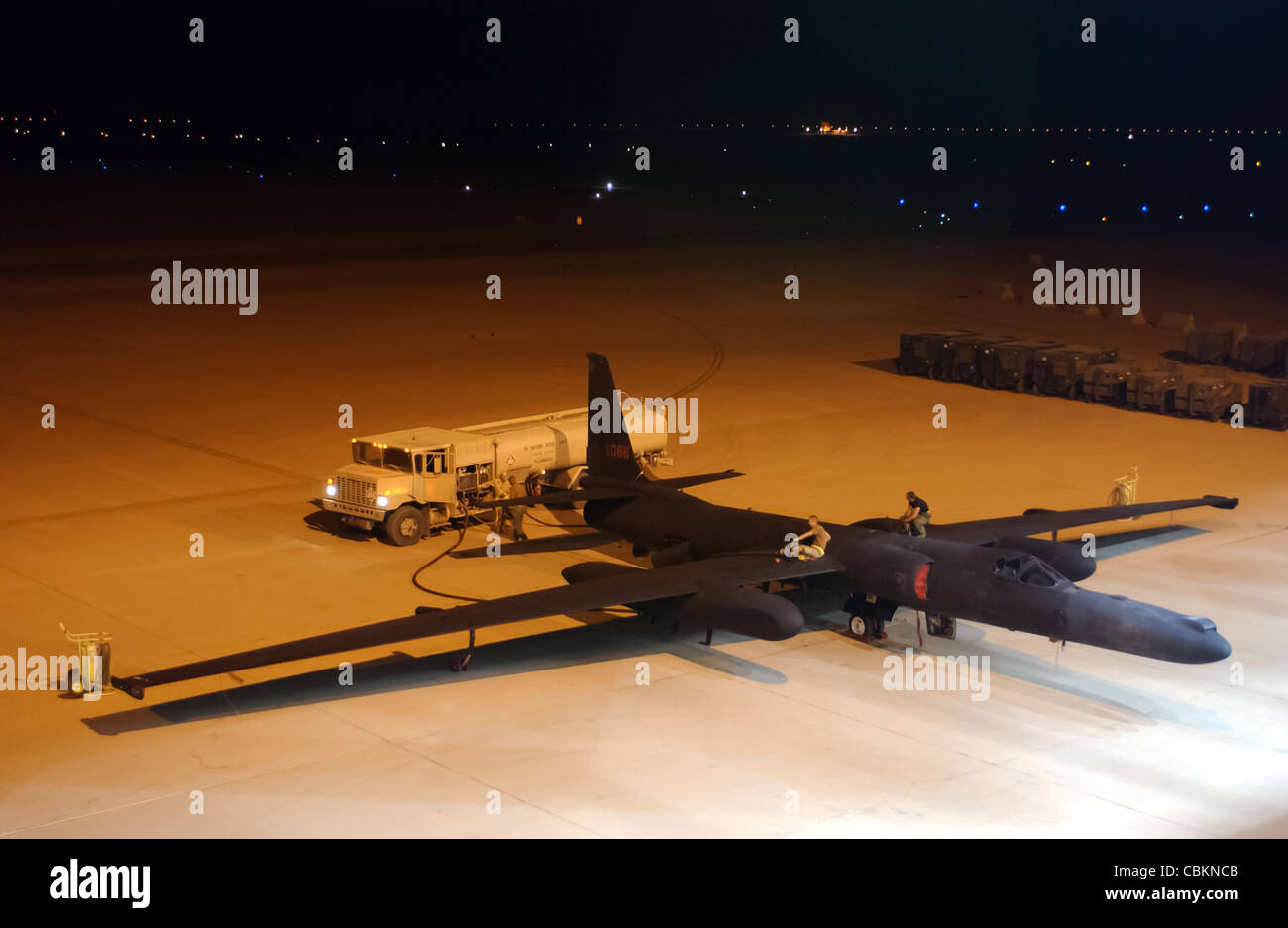 OPÉRATION LIBERTÉ IRAKIENNE -- des membres de la Force aérienne déployés de la base aérienne de Beale, en Californie, au 363e Escadron de maintenance des aéronefs expéditionnaires ravitaillent un avion de type U-2 Dragon Lady après son retour d'une mission le 13 avril. L'U-2 peut voler à plus de 70,000 mètres pour fournir des images en temps quasi réel et des signaux intelligents. Banque D'Images