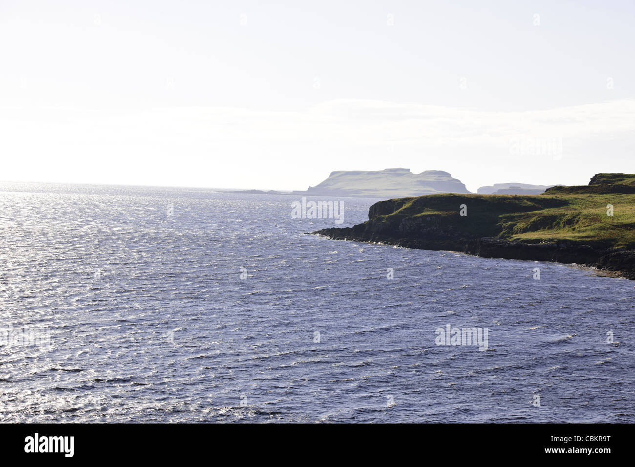 Un Indrugill,863 Loch,Point,des fouilleurs clandestins, utilisant la navigation intérieure plus grande sur la côte de Skye, poissons et les moules,Ile de Skye, Ecosse Banque D'Images
