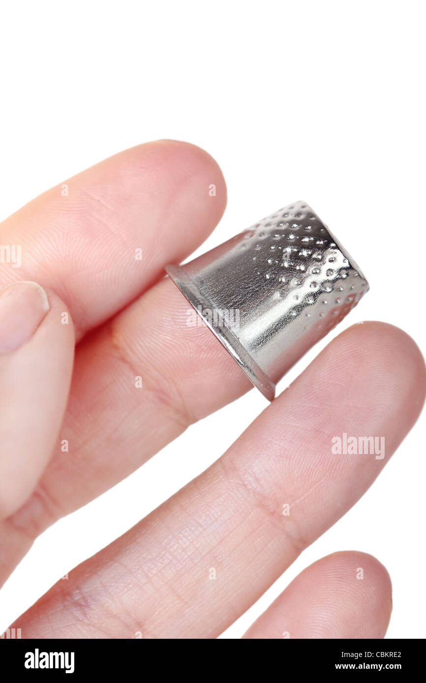 Dé sur doigt moyen, gros plan sur blanc Banque D'Images
