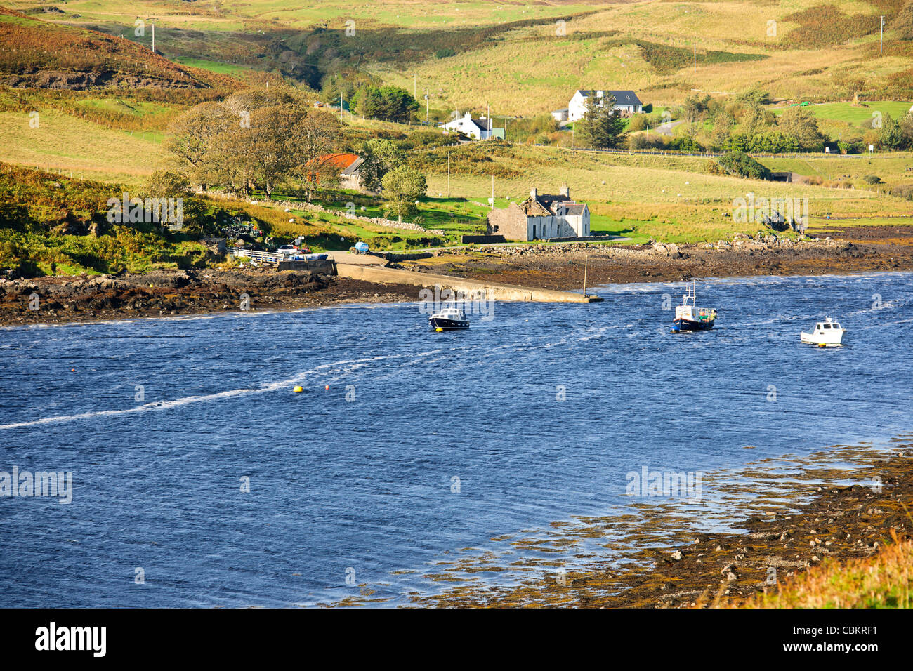 A863,Harlosh,Loch,des fouilleurs clandestins, utilisant la navigation intérieure plus grande sur la côte de Skye, poissons et les moules,Ile de Skye,Scottish Highlands, Ecosse Banque D'Images