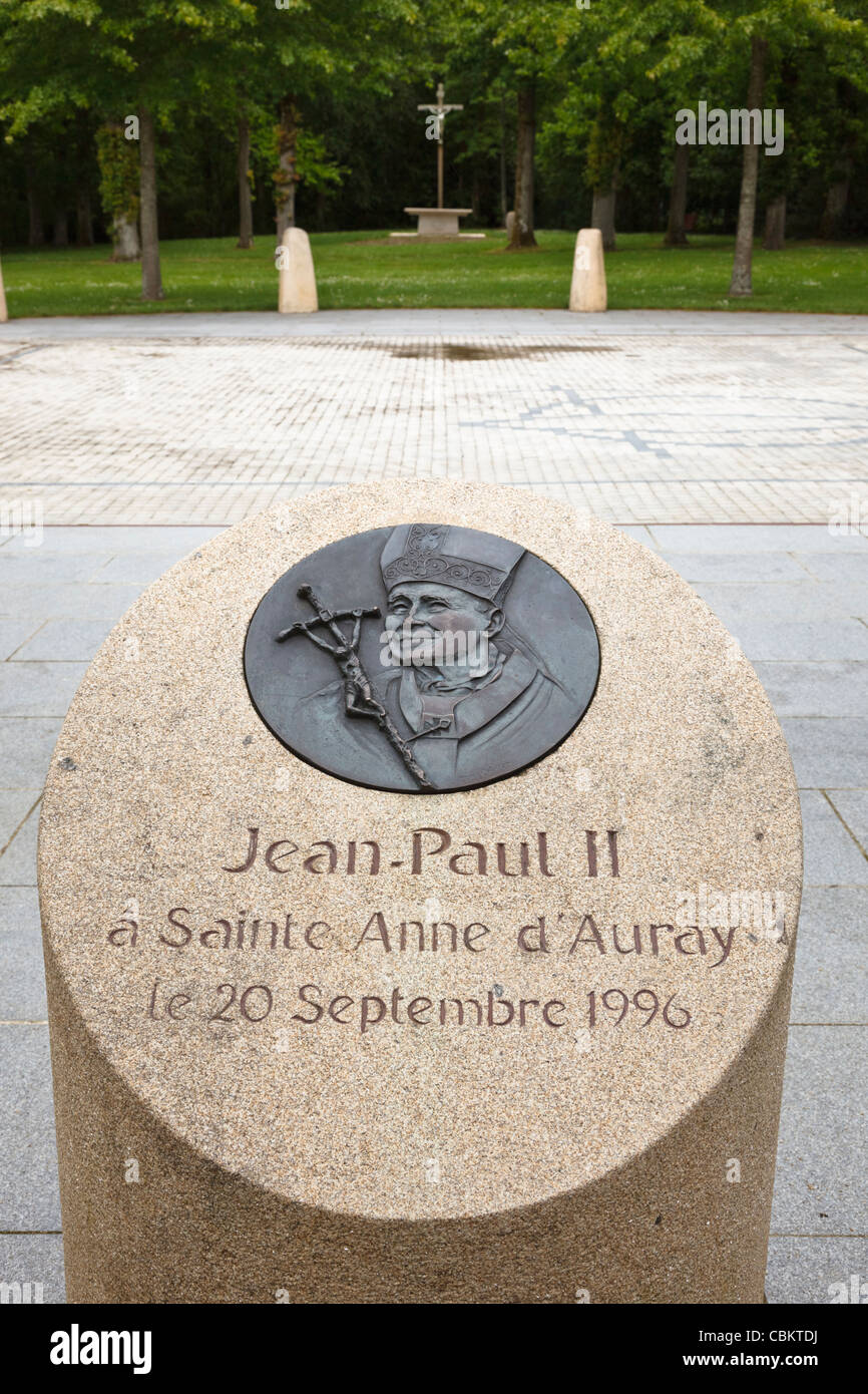 Commémorant le socle de la visite du Pape Jean Paul II à St Anne dAuray, Morbihan, Bretagne, France Banque D'Images