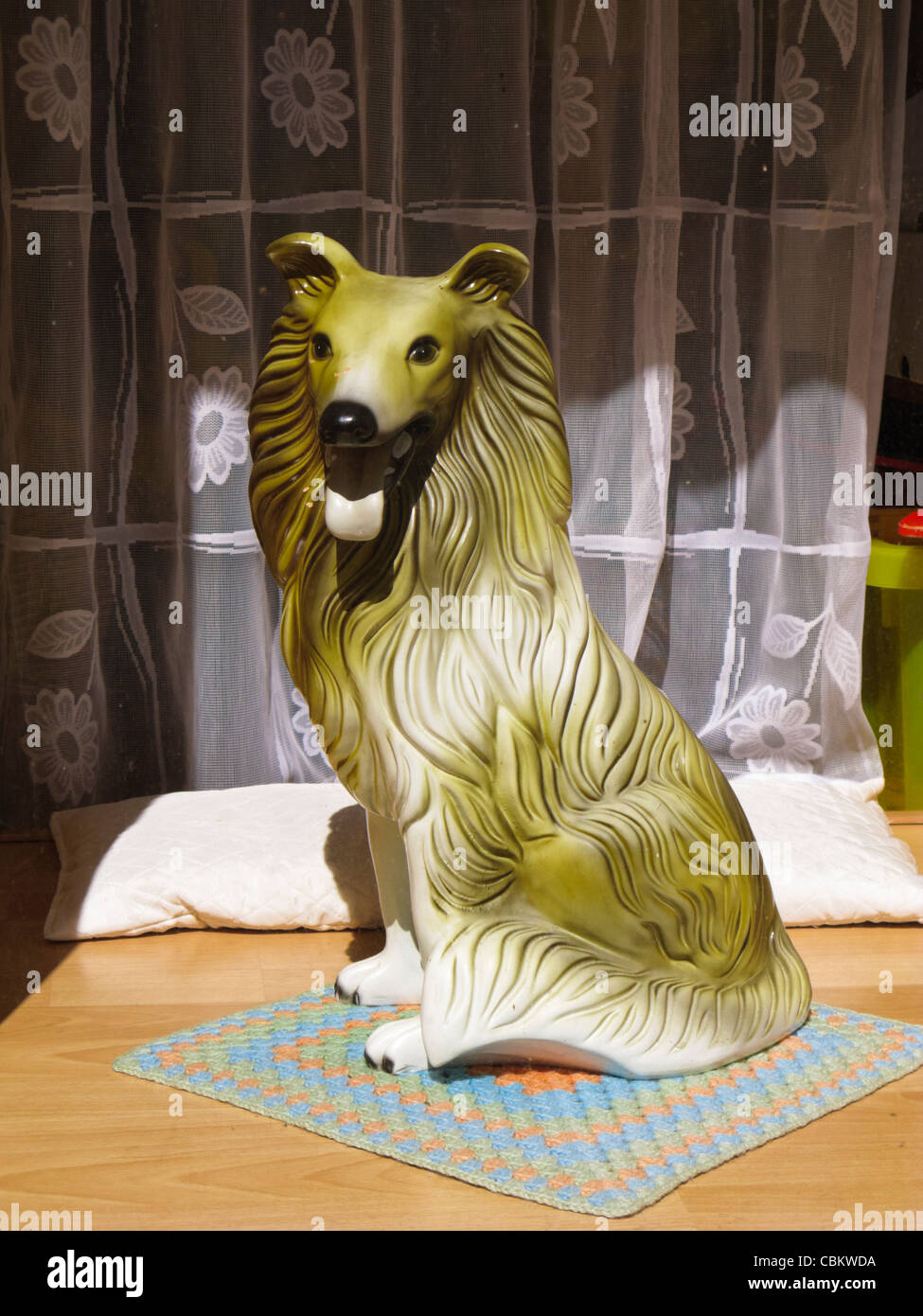 Retro kitsch statue chien poterie dans une fenêtre Banque D'Images