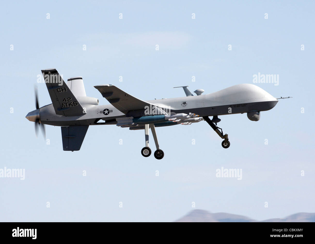 Un MQ-9 Reaper survole la base aérienne de Creech, au Nevada, au cours d'une mission d'entraînement locale le 9 juin 2009. Le 42e Escadron d'attaque de la base aérienne de Creech exploite la MQ-9. Banque D'Images