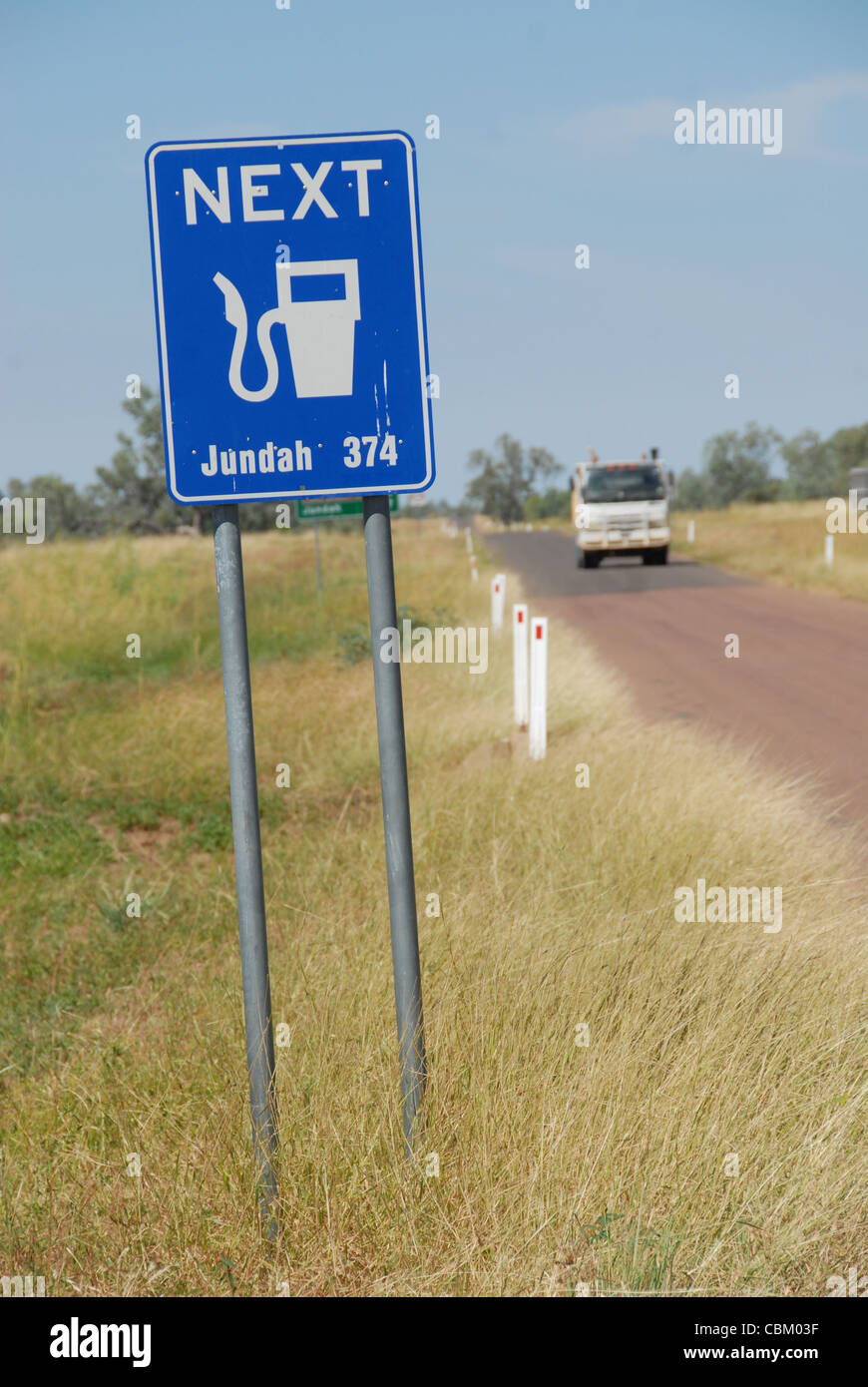 Signe de route sur l'autoroute de l'Winton-Jundah à partir de Winton, Outback Queensland, Australie Banque D'Images