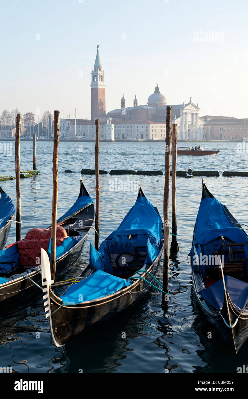 Vu les gondoles sont amarrés sur le Grand Canal avec l'église de San Giorgio Maggiore en arrière-plan à Venise, Italie Banque D'Images