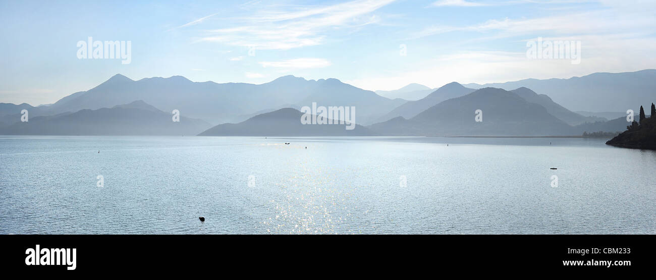 Est un lac de Skadar, à la frontière du Monténégro avec l'Albanie, le plus grand lac de la péninsule des Balkans. Banque D'Images