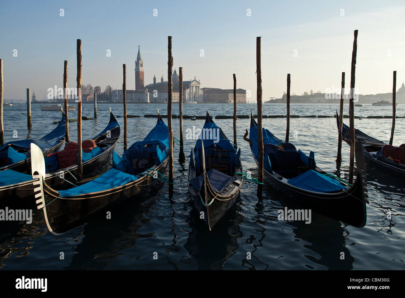 Vu les gondoles sont amarrés sur le Grand Canal avec l'église de San Giorgio Maggiore en arrière-plan à Venise, Italie Banque D'Images