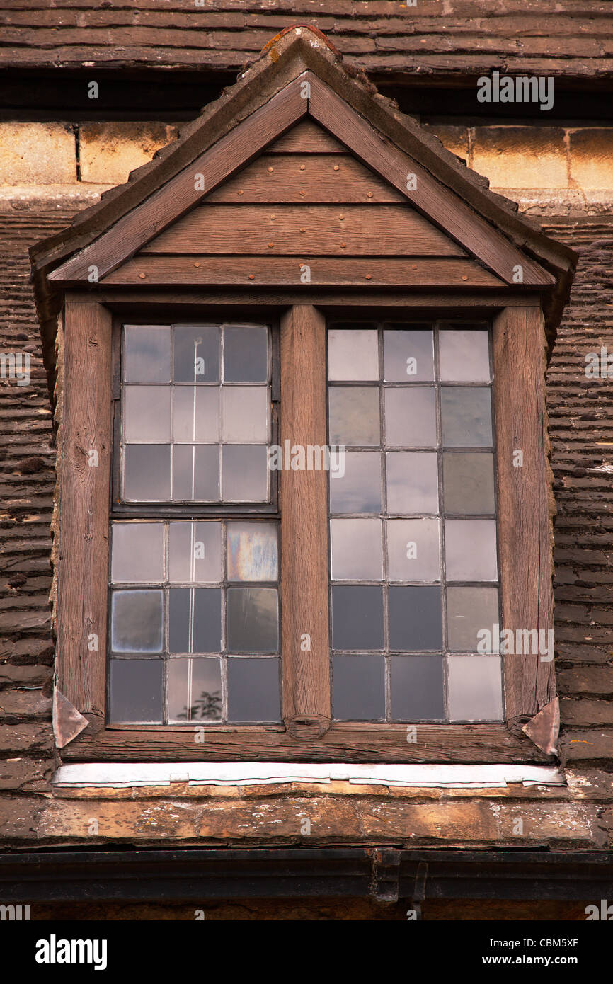 Réflexions ciel en carreaux de fenêtre de lucarne au plomb ancien, le Grand Hall, Château d'Oakham, Rutland, England, UK Banque D'Images
