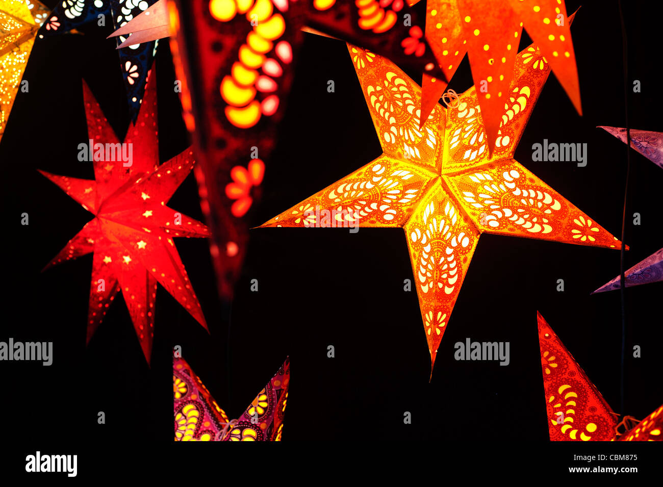Les achats de Noël à Berlin. Papier fait main Inde stars pour vendre dans un marché de Noël. Banque D'Images