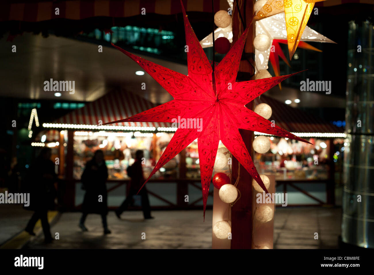Les achats de Noël à Berlin. Papier fait main Inde stars pour vendre dans un marché de Noël à la Potsdamer Platz. Banque D'Images