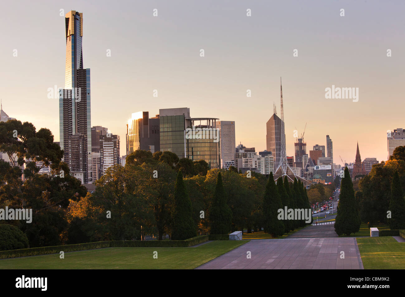 Melbourne St Kilda Road Street view jusqu'à la ville centrale. y compris l'eureka bâtiment sur la gauche. L'été à la soirée. Banque D'Images