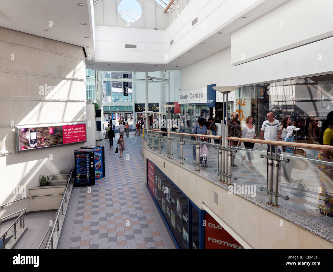 Les gens de shopping dans le centre commercial St Nicholas Sutton Surrey England Banque D'Images