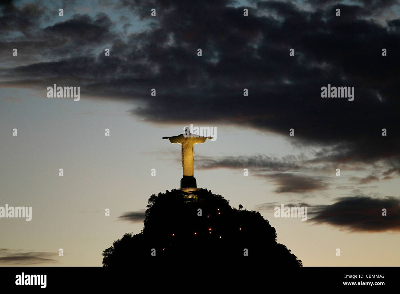 Le Christ Redemeer à l'aube, c'est l'une des plus célèbres attractions touristiques de la ville de Rio de Janeiro. Banque D'Images